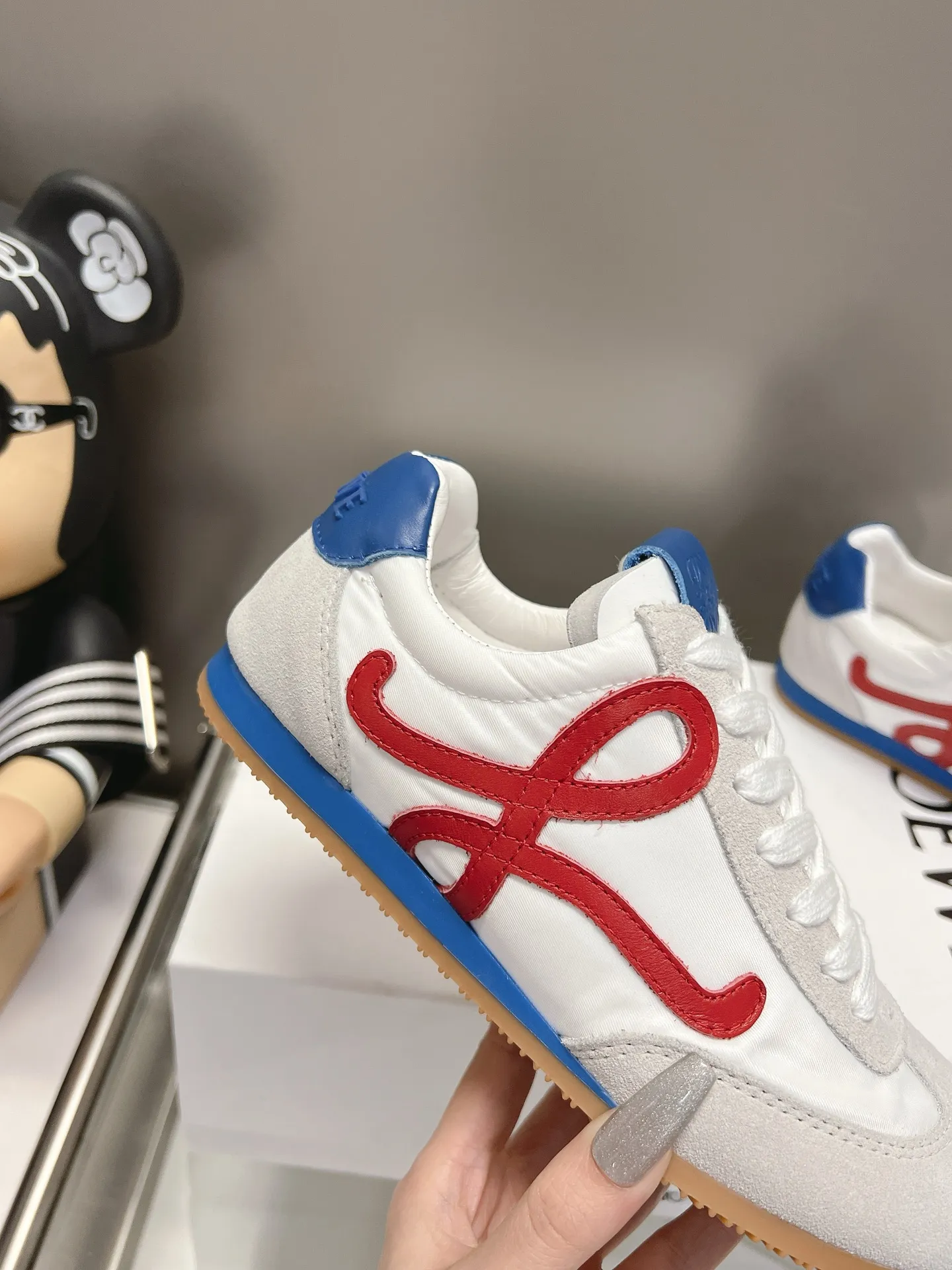 👟👟Ex-factory price 540👟👟 Original BALLET RUNNER2.0 Loewe ballet shoes! Asymmetrical toe shape, Loewe's signature design! Super soft, light and flexible original TPU sole with wavy pattern, (not ordinary rubber sole) original cover last + fierce craftsmanship wrapping feeling, the comfort is first-class! The 3D injection molded rubber LOEWE logo on the heel gives this shoe a retro and elegant interpretation, and incorporates modernity and LOEWE's unique style. There are so many colors and pictures will be updated one after another. Code number: 35-40 (41 customized)